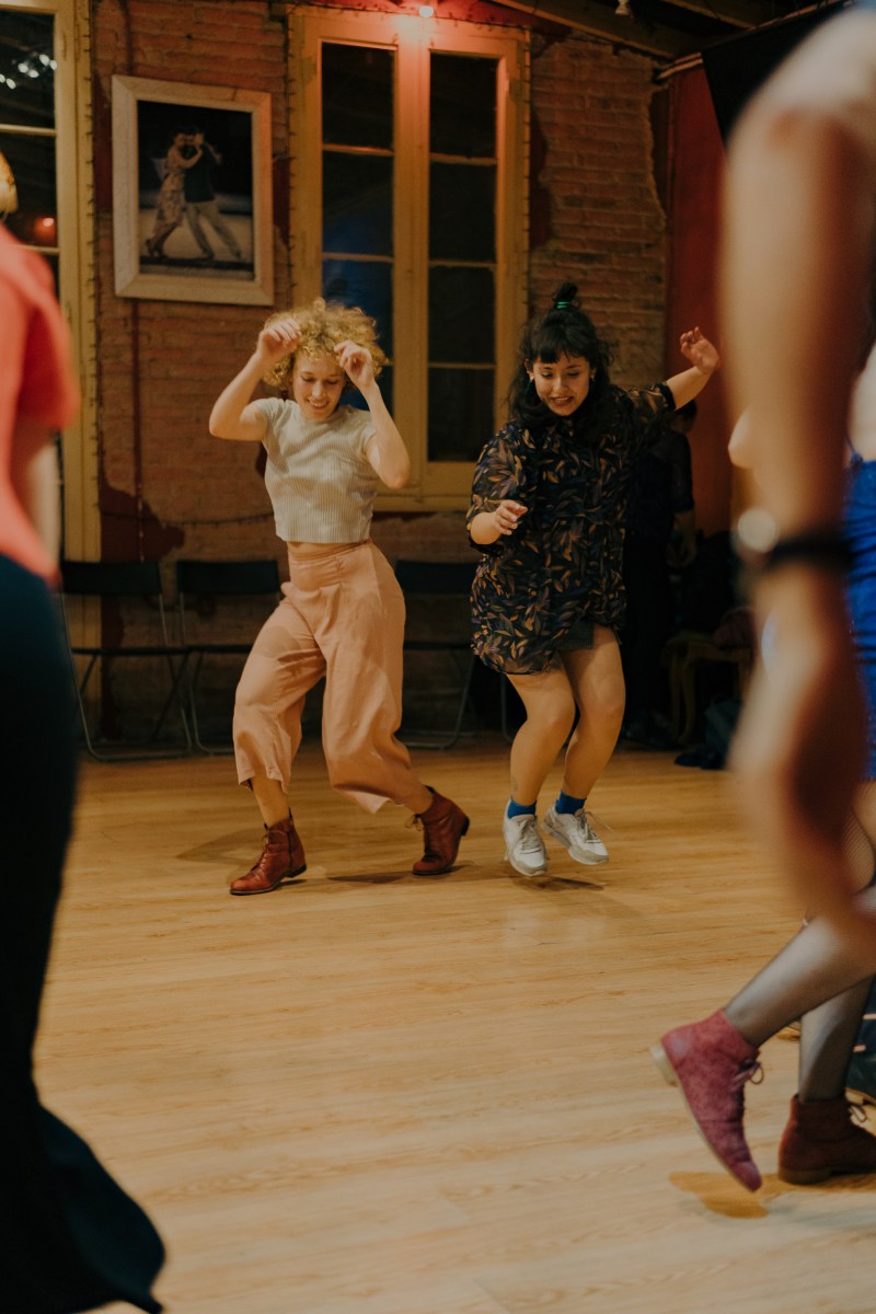 Andrea Avilés i Estefanía Velásquez ballant a una pista de fusta