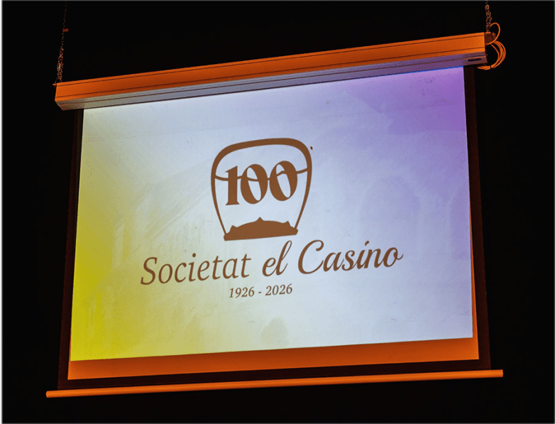 Pantalla amb el logo del centenari del Casino