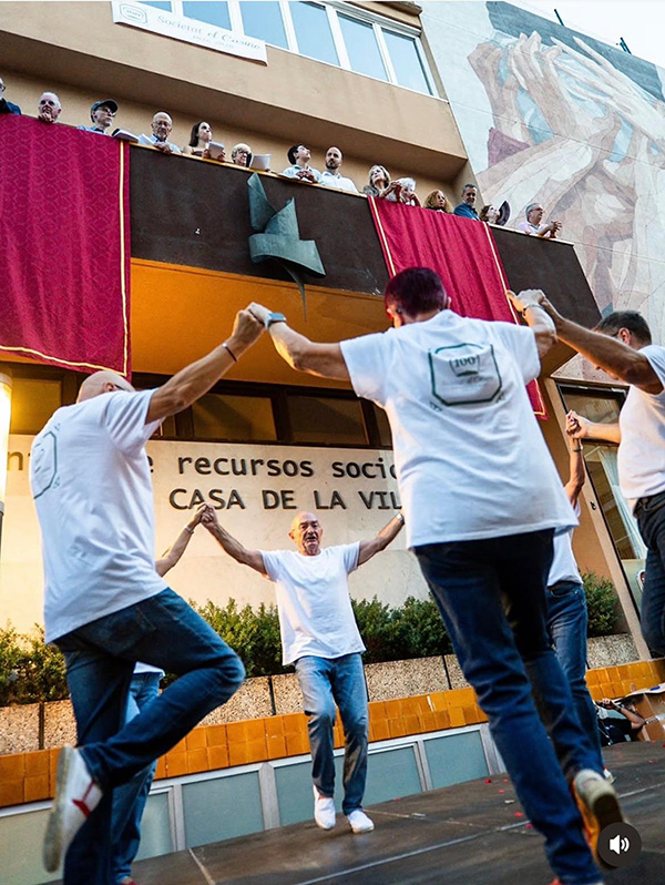 Ballada de sardanes durant el Pregó de la Festa Major 2026 a Sant Andreu de la Barca. Al balcó de l'Ajuntament vell, els pregoners Joan Bosch, Salvador Cubells, Maria Vilamitjana, Carme Lloverol i Gerard Campmany.